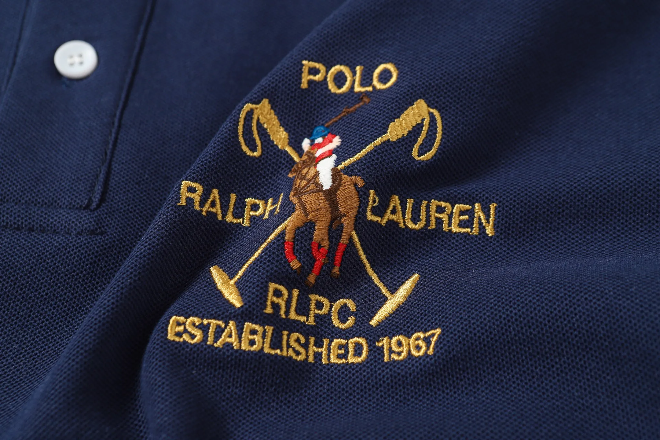 P158 Style number: A015 [Ralph Lauren classic letter Logo embroidered Polo shirt] ✅250g fine cotton pique fabric, custom-woven and dyed threads ✅Original sticker Scan the QR code to enter the official website ✅Large version, loose and stylish, can wear up to 210 pounds Color: black, white, navy, blue, sky blue, dark gray, floral gray Size: S-XL